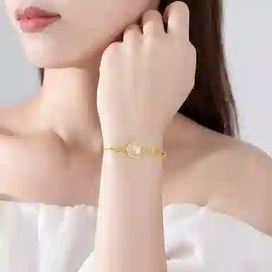 925