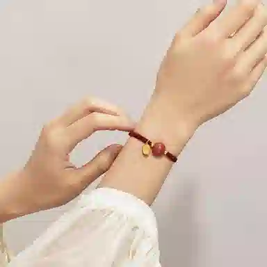 925