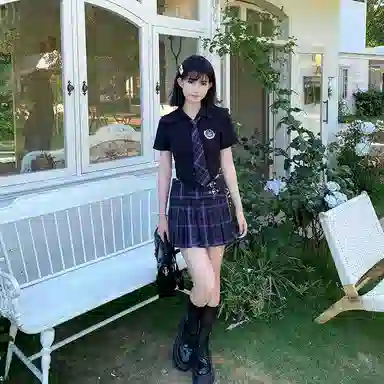 兔半眠 纯色徽章刺绣尖领短袖衬衫格纹半身裙制服套装 女款