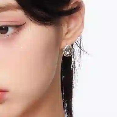 QUANDO Black Butterfly Asymmetric Earrings