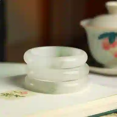 七小匠 新中式 青山黛贵妃镯 平安镯 小众设计 轻奢高级感 气质古风温婉 时尚优雅 复古 天山翠 玉石手镯 女款