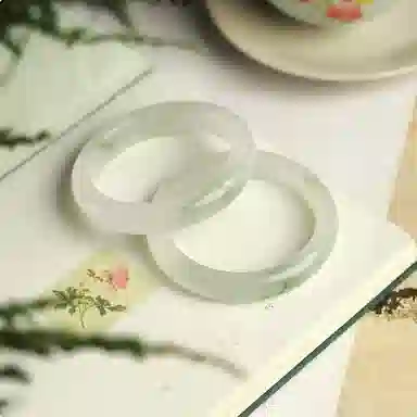 七小匠 新中式 青山黛贵妃镯 平安镯 小众设计 轻奢高级感 气质古风温婉 时尚优雅 复古 天山翠 玉石手镯 女款