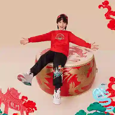 安踏儿童 新年款 初登龙门 圆领撞色卡通长袖卫衣 儿童款 新国旗红