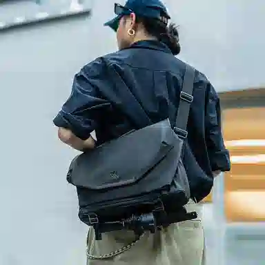 GYXX Messenger Bag Black/White