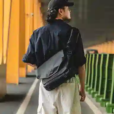 GYXX Messenger Bag Black/White