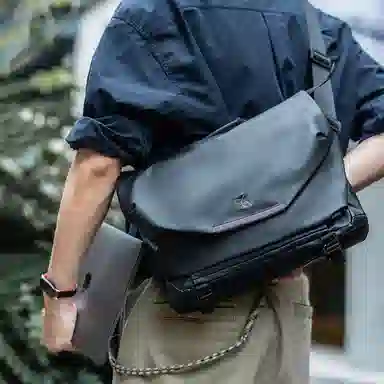 GYXX Messenger Bag Black/White