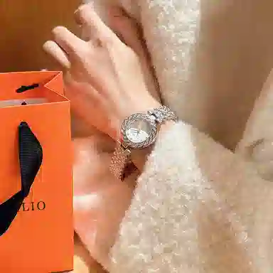 Katie Ermilio 30 KE-Y162QF