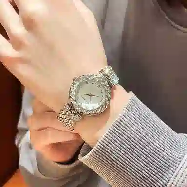 Katie Ermilio 30 KE-Y162QF