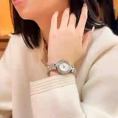 Katie Ermilio 30 KE-Y162QF