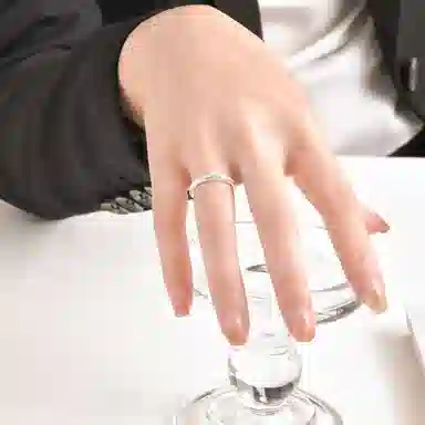 925