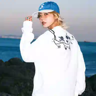 ZMOH Embroidered Floral Sweatshirt