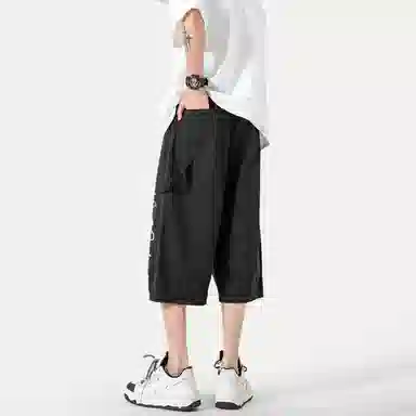 功夫熊猫 美式复古未来主义风手绘卡通动漫字母印花轻薄舒适透气凉感织带抽绳侧边排扣设计时尚宽松阔腿七分休闲短裤 男女同款