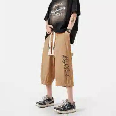 功夫熊猫 美式复古未来主义风手绘卡通动漫字母印花轻薄舒适透气凉感织带抽绳侧边排扣设计时尚宽松阔腿七分休闲短裤 男女同款