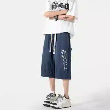 功夫熊猫 美式复古未来主义风手绘卡通动漫字母印花轻薄舒适透气凉感织带抽绳侧边排扣设计时尚宽松阔腿七分休闲短裤 男女同款