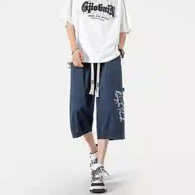 功夫熊猫 美式复古未来主义风手绘卡通动漫字母印花轻薄舒适透气凉感织带抽绳侧边排扣设计时尚宽松阔腿七分休闲短裤 男女同款