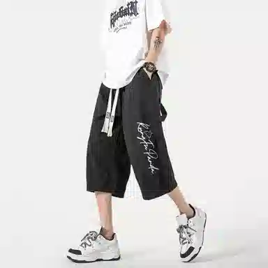 功夫熊猫 美式复古未来主义风手绘卡通动漫字母印花轻薄舒适透气凉感织带抽绳侧边排扣设计时尚宽松阔腿七分休闲短裤 男女同款