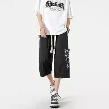 功夫熊猫 美式复古未来主义风手绘卡通动漫字母印花轻薄舒适透气凉感织带抽绳侧边排扣设计时尚宽松阔腿七分休闲短裤 男女同款