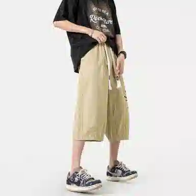 功夫熊猫 美式复古未来主义风手绘卡通动漫字母印花轻薄舒适透气凉感织带抽绳侧边排扣设计时尚宽松阔腿七分休闲短裤 男女同款