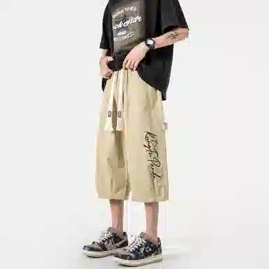 功夫熊猫 美式复古未来主义风手绘卡通动漫字母印花轻薄舒适透气凉感织带抽绳侧边排扣设计时尚宽松阔腿七分休闲短裤 男女同款