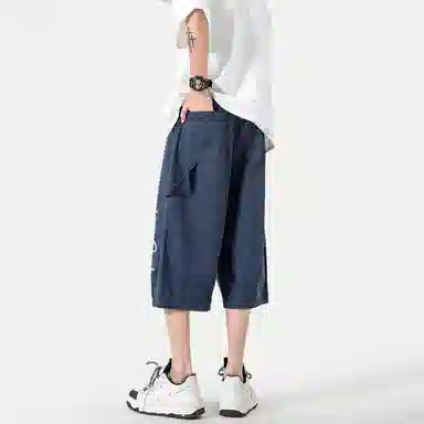 功夫熊猫 美式复古未来主义风手绘卡通动漫字母印花轻薄舒适透气凉感织带抽绳侧边排扣设计时尚宽松阔腿七分休闲短裤 男女同款