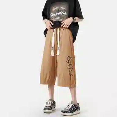 功夫熊猫 美式复古未来主义风手绘卡通动漫字母印花轻薄舒适透气凉感织带抽绳侧边排扣设计时尚宽松阔腿七分休闲短裤 男女同款