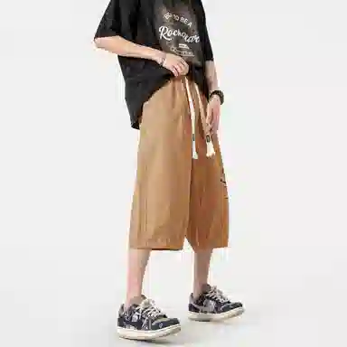 功夫熊猫 美式复古未来主义风手绘卡通动漫字母印花轻薄舒适透气凉感织带抽绳侧边排扣设计时尚宽松阔腿七分休闲短裤 男女同款