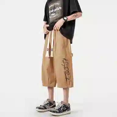 功夫熊猫 美式复古未来主义风手绘卡通动漫字母印花轻薄舒适透气凉感织带抽绳侧边排扣设计时尚宽松阔腿七分休闲短裤 男女同款