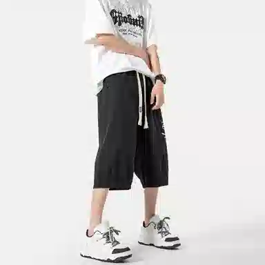 功夫熊猫 美式复古未来主义风手绘卡通动漫字母印花轻薄舒适透气凉感织带抽绳侧边排扣设计时尚宽松阔腿七分休闲短裤 男女同款