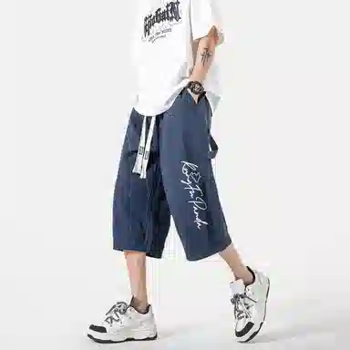 功夫熊猫 美式复古未来主义风手绘卡通动漫字母印花轻薄舒适透气凉感织带抽绳侧边排扣设计时尚宽松阔腿七分休闲短裤 男女同款