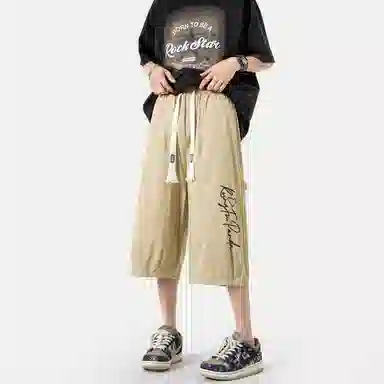 功夫熊猫 美式复古未来主义风手绘卡通动漫字母印花轻薄舒适透气凉感织带抽绳侧边排扣设计时尚宽松阔腿七分休闲短裤 男女同款