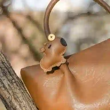 后鸟 头顶有钱了的卡皮巴拉包包挂饰配饰品可爱水豚高级感新中式国潮小众玩偶简约轻奢真皮手工美拉德色好运 羊皮 挂件 男女同款情侣款