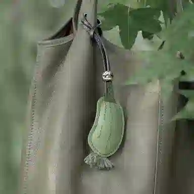 后鸟 【小丝瓜，火气退退退】趣味原创小清新可爱真皮手工皮质包包挂饰吊饰小众个性优雅高级感轻奢 头层羊皮牛皮 挂件 男女同款情侣款