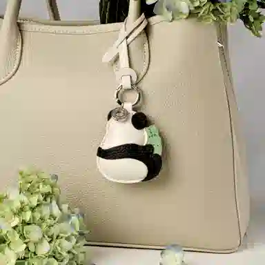 后鸟 可爱大熊猫啃竹子竹笋 羊皮 挂件 男女同款情侣款 黑白