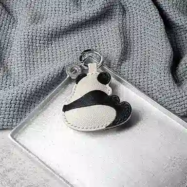 后鸟 可爱大熊猫萌趣 钥匙扣包包吊饰汽车饰品 羊皮 挂件 男女同款情侣款 白色黑色