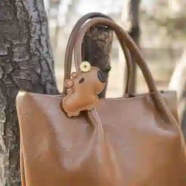 后鸟 头顶有钱了的卡皮巴拉包包挂饰配饰品可爱水豚高级感新中式国潮小众玩偶简约轻奢真皮手工美拉德色好运 羊皮 挂件 男女同款情侣款