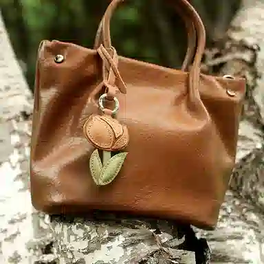 后鸟 原创趣味设计郁金香可爱手工真皮小众优雅新中式高级感轻奢玩偶玩具汽车吊饰品 羊皮 钥匙扣包包挂件 男女同款情侣款 焦糖色