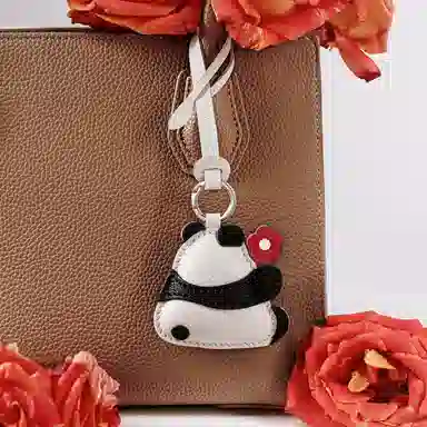 后鸟 捧花花熊猫可爱 简约轻奢原创设计 羊皮 挂件 男女同款情侣款