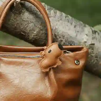 后鸟 卡皮巴拉原创水豚趣味设计可爱手工真皮小众新中式高级感轻奢玩偶玩具汽车吊饰配饰品 羊皮 包包挂件 男女同款情侣款 美拉德