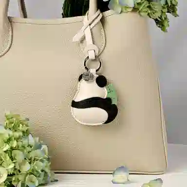 后鸟 可爱大熊猫啃竹子竹笋 羊皮 挂件 男女同款情侣款 黑白