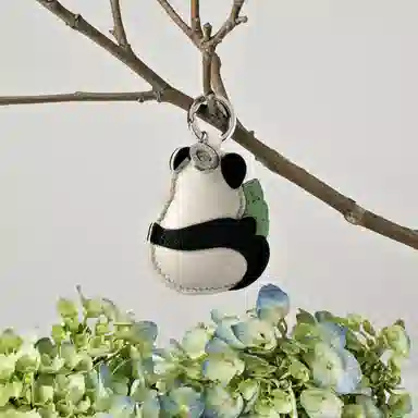 后鸟 可爱大熊猫啃竹子竹笋 羊皮 挂件 男女同款情侣款 黑白