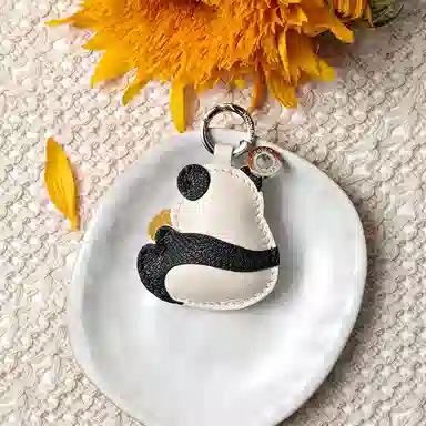 后鸟 可爱大熊猫花花啃窝窝头 手工真皮小羊皮 钥匙扣包包挂件吊饰汽车挂件饰品 男女同款情侣款 黑白色黄色