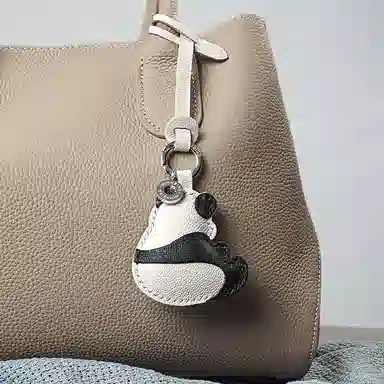 后鸟 可爱大熊猫萌趣 钥匙扣包包吊饰汽车饰品 羊皮 挂件 男女同款情侣款 白色黑色