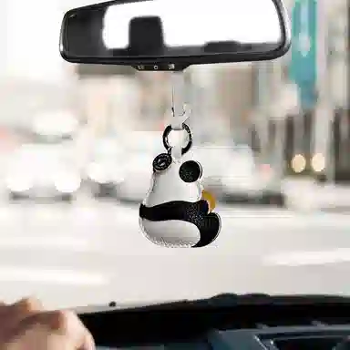 后鸟 可爱大熊猫花花啃窝窝头 手工真皮小羊皮 钥匙扣包包挂件吊饰汽车挂件饰品 男女同款情侣款 黑白色黄色