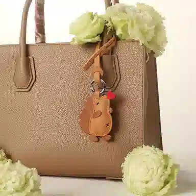 后鸟 小刺猬爱心可爱小众呆萌优雅 小羊皮手工真皮 钥匙扣包包挂件车挂 男女同款情侣款 大地色 棕色 美拉德配色