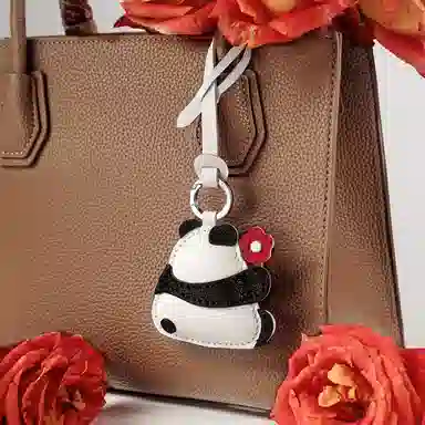 后鸟 捧花花熊猫可爱 简约轻奢原创设计 羊皮 挂件 男女同款情侣款