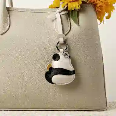 后鸟 可爱大熊猫花花啃窝窝头 手工真皮小羊皮 钥匙扣包包挂件吊饰汽车挂件饰品 男女同款情侣款 黑白色黄色