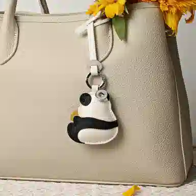 后鸟 可爱大熊猫花花啃窝窝头 手工真皮小羊皮 钥匙扣包包挂件吊饰汽车挂件饰品 男女同款情侣款 黑白色黄色