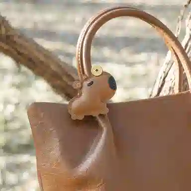 后鸟 头顶有钱了的卡皮巴拉包包挂饰配饰品可爱水豚高级感新中式国潮小众玩偶简约轻奢真皮手工美拉德色好运 羊皮 挂件 男女同款情侣款