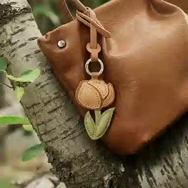 后鸟 原创趣味设计郁金香可爱手工真皮小众优雅新中式高级感轻奢玩偶玩具汽车吊饰品 羊皮 钥匙扣包包挂件 男女同款情侣款 焦糖色