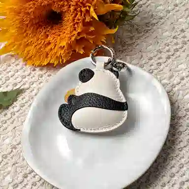 后鸟 可爱大熊猫花花啃窝窝头 手工真皮小羊皮 钥匙扣包包挂件吊饰汽车挂件饰品 男女同款情侣款 黑白色黄色